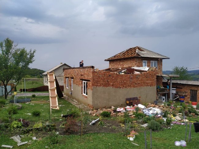 На Буковині ураган зірвав дахи і повалив дерева 02