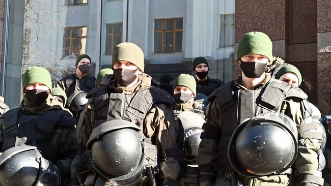 Полізеш до мови - отримаєш на горіхи: активісти пікетують ВР на знак протесту проти змін до закону про державну мову 05