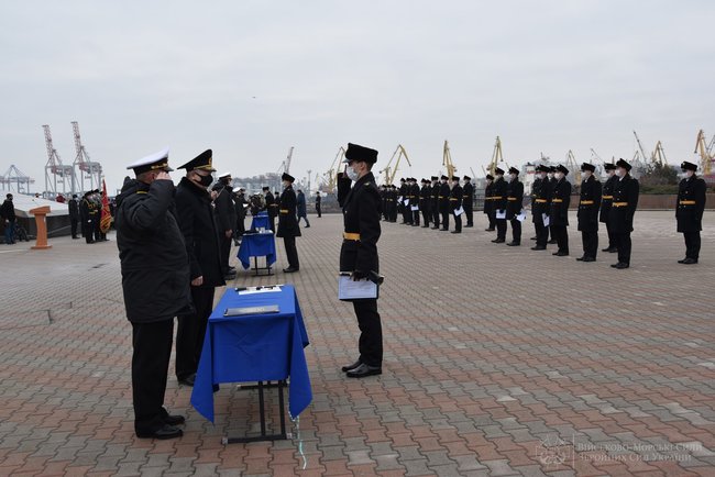 В Одессе 45 курсантов Института ВМС Украины получили офицерские погоны и кортики 11