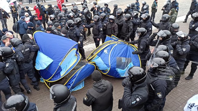ФОПы попытались установить палатки на Майдане Незалежности: между митингующими и правоохранителями произошли стычки 51