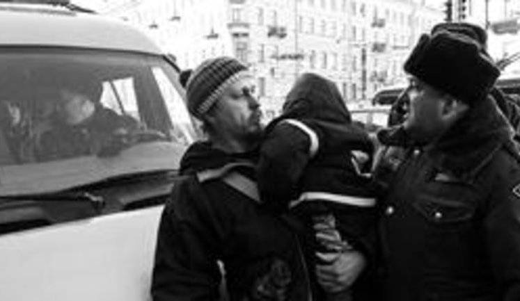 "Война" на Неве: питерские "копы", отрывая детей от родителей, "паковали" протестующих в автозак. ФОТОрепортаж