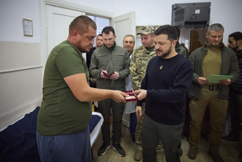 Zelenskyy awarded wounded soldiers and medics in hospital in Mykolaiv region 03