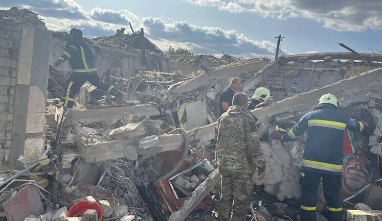 51 особа, зокрема дитина, загинула внаслідок удару РФ по селу Гроза на Харківщині. ВІДЕО+ФОТОрепортаж