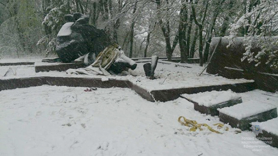 Памятник Невідомому офіцерові на Дніпропетровщині намагалися вкрасти, щоб здати на металобрухт 01