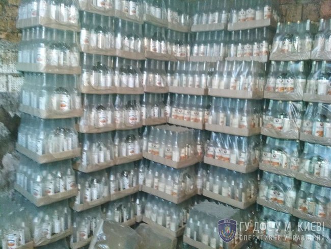 Незаконная продажа фальсифицированной водки, изготовленной в подпольном цехе, остановлена в Киеве, - ГФС 08