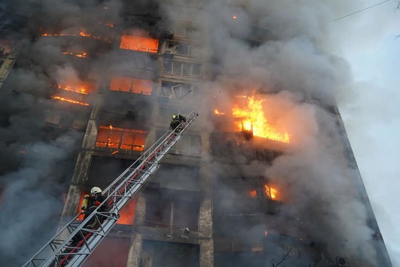 Внаслідок влучання боєприпасу значні руйнування 16-поверхового будинку в Святошинському районі Києва. Спалахнула пожежа, двоє загиблих, - ДСНС 03