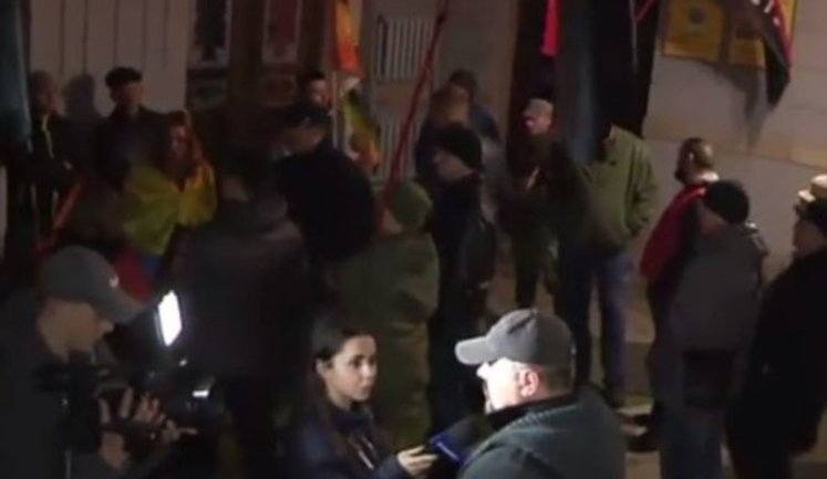 Сторонники блокады Донбасса зашли в здание Черновицкой ОГА и подожгли шины возле него. ФОТО
