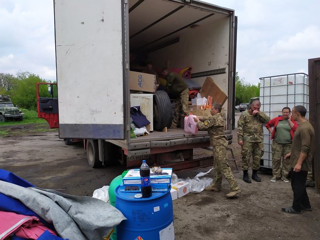 Волонтеры Мега-полиграфа просят помочь с обеспечением водой бойцов на передовой, а также с покупкой пил и морозильных камер 09