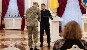 Зеленський передав нагороди рідним загиблих Героїв України та відзначив військових. ФОТОрепортаж
