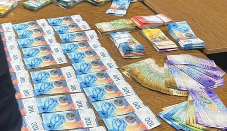 Жители Львовщины пытались вывезти из Украины 145 тыс. швейцарских франков, спрятав их под одеждой и в обуви, - ГПСУ. ВИДЕО+ФОТОрепортаж