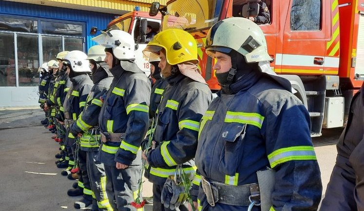 У Харкові попрощалися з рятувальником, який загинув внаслідок ворожого обстрілу під час гасіння пожежі на ринку "Барабашово"