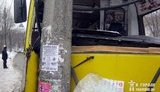 В Киеве маршрутка врезалась в столб: водителю стало плохо за рулем. ФОТОрепортаж