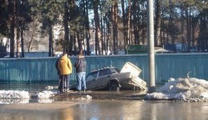 Car fell into pit as broken pipeline flooded street in Kyiv. PHOTOS