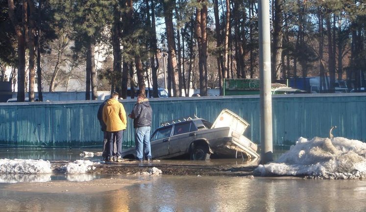 Car fell into pit as broken pipeline flooded street in Kyiv. PHOTOS