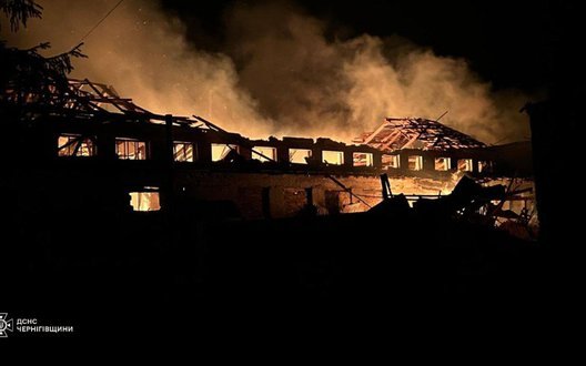 Вночі ворог атакував деревообробне підприємство в Новгороді-Сіверському: пошкоджено потужності, прилеглі будинки й дитсадок. ФОТОрепортаж