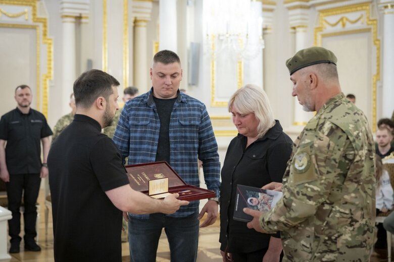 Zelensky presented the awards to seven'ям Героїв України