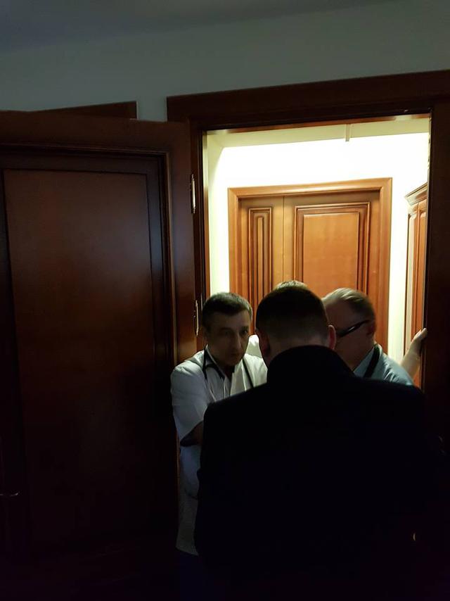 NABU detectives serve indictment to Nasirov in Feofania hospital 01 NABU detectives serve indictment to Nasirov in Feofania hospital 01