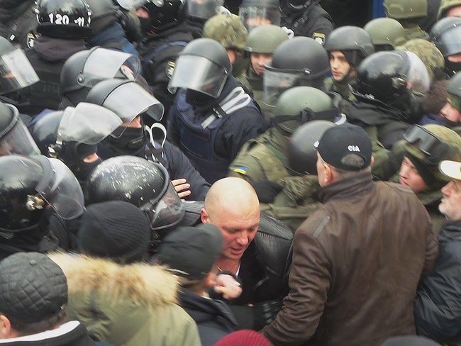 Supporters release Saakashvili from paddy wagon 08
