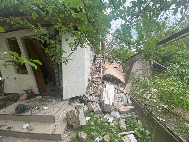 У будинку в Бучі вибухнув балон з газом. Постраждав господар 03