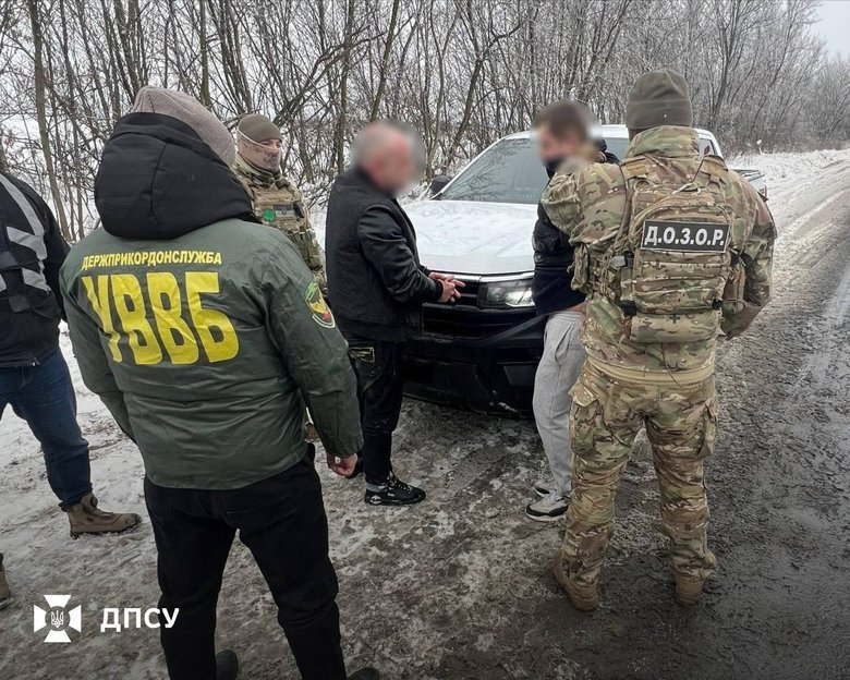 Правоохоронці викрили схему незаконного переправлення осіб через кордон