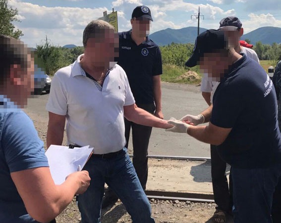 Директора медичного коледжу затримано на Закарпатті під час одержання 1 тис. дол. хабара, - Нацполіція 02