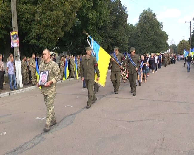С воином 58-й ОМПБр Ярославом Бугаевским, умершим в госпитале от полученного на Донбассе ранения, простились в Шостке 04