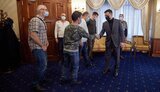 Тримали в джунглях серед мангрових лісів. Більшість викрадачів у стані сильного наркотичного сп