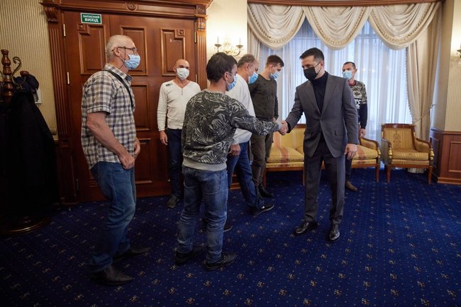 Выполнена достаточно сложная комбинация. Возвращение граждан - приоритет Украины, - Зеленский встретился с моряками, освобожденными из пиратского плена в Нигерии 01