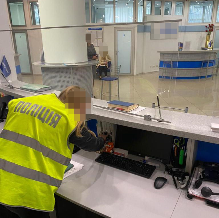 Члени злочинного угруповання вкрали у нотаріуса 11 млн грн Фонду гарантування вкладів 05