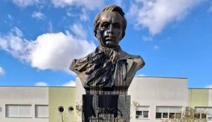 Памятник Шевченко в Сербии облили черной краской в годовщину вторжения РФ: посла Украины назвали "фашистским подонком". ФОТО