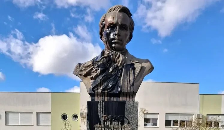 Памятник Шевченко в Сербии облили черной краской в годовщину вторжения РФ: посла Украины назвали "фашистским подонком". ФОТО