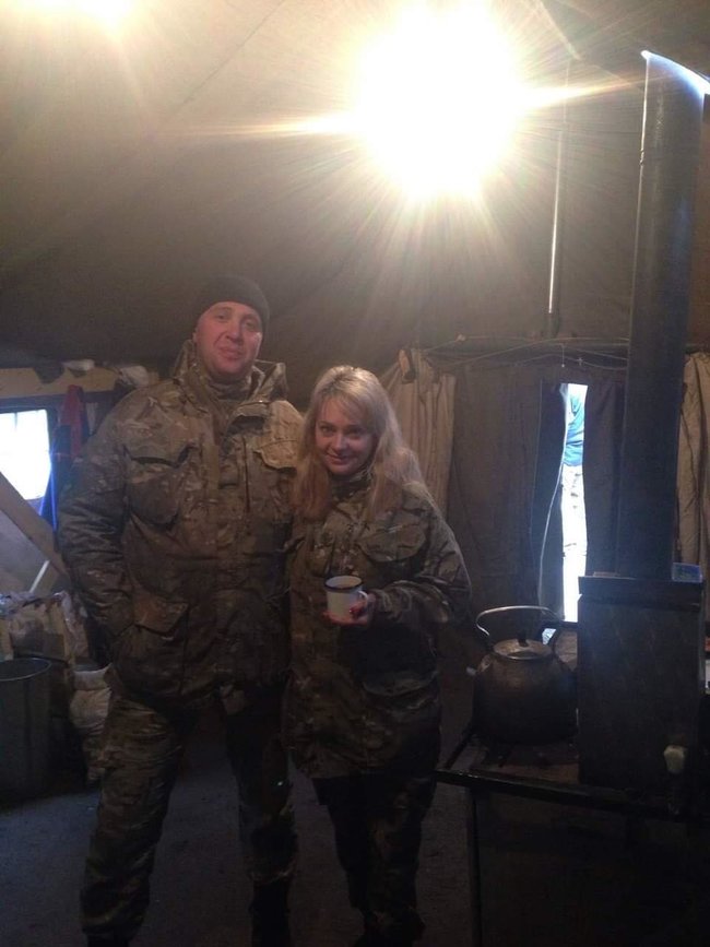 Відомий волонтер, водій-санітар 54 ОРБ Вікторія Шинкаренко: Перші три тепловізори ми передавали на Савур-Могилу. І після чергового штурму нам передзвонили і сказали, що хлопці з ним спали в обіймах, бо вони досі не бачили такого обладнання - це дуже надихало 16