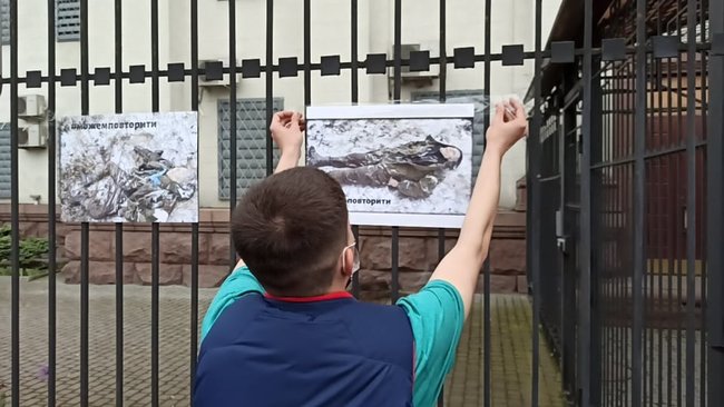 У Києві під посольством РФ в ході акції в память загиблих на Донбасі воїнів спалили Кремль 12 У Києві під посольством РФ в ході акції в память загиблих на Донбасі воїнів спалили Кремль 12