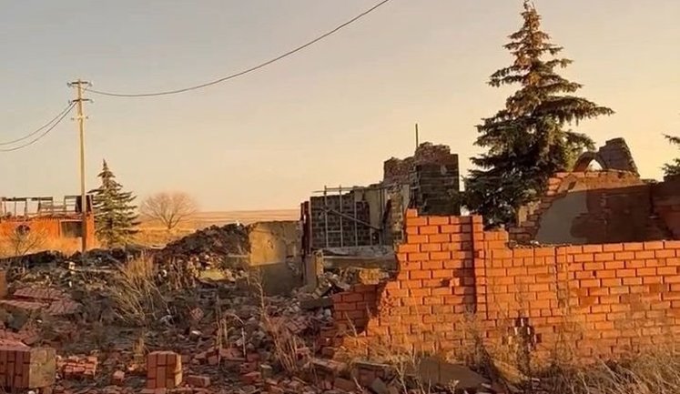 Окупант в Дебальцевому оцінює роботу українських захисників: "Вот что с зданием делает один HIMARS. Осталось только шесть елок". ВIДЕО