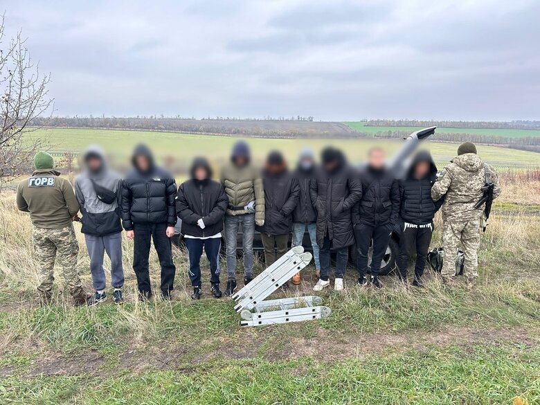 Затримано водія і 8 порушників кордону