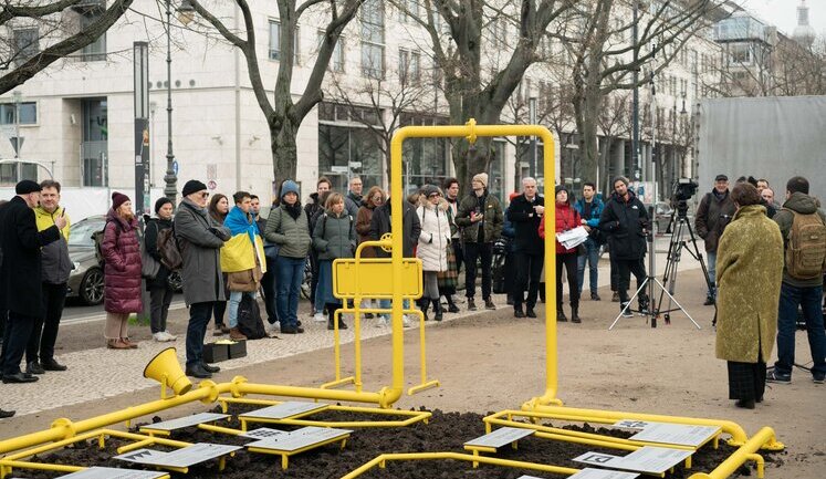 "Russkiy Mir": Біля посольства РФ у Берліні встановили інсталяцію, яка розповідає про російську окупацію. ФОТОрепортаж