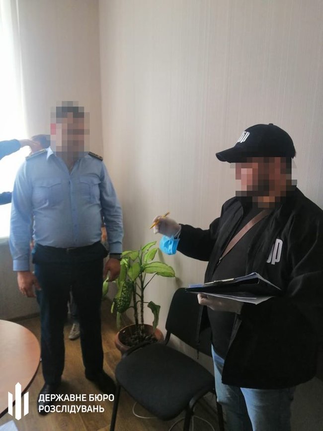 ГБР поймало двух чиновников Одесской таможни на систематических взятках 04
