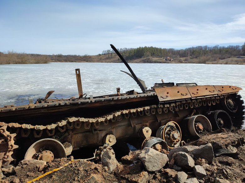 Околиці звільненого Тростянця завалені розбитою технікою російських окупантів 03