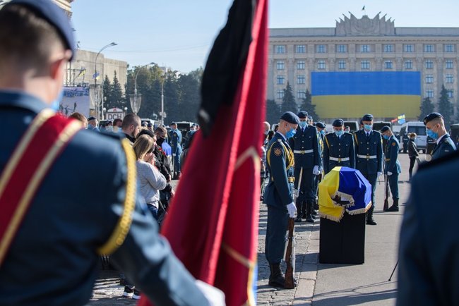 Ukraine leaders pay tribute to An-26 crash victims in Kharkiv 09