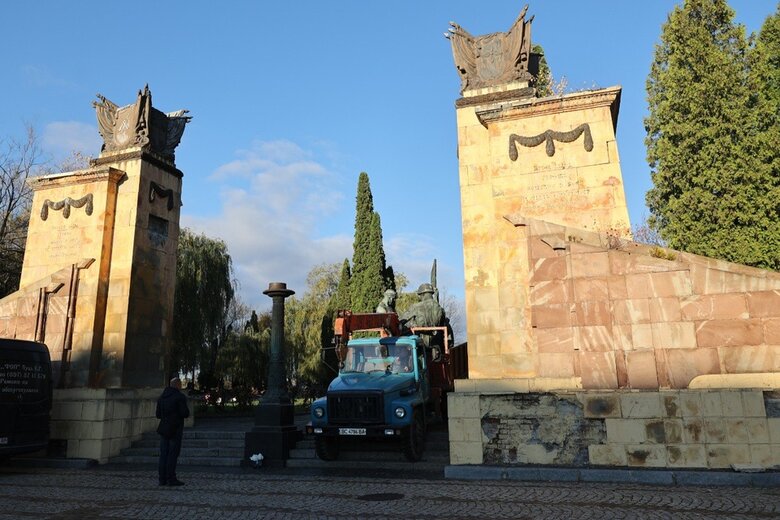 У Львові демонтували три радянські скульптури з Пагорба слави 04