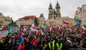 В Чехии в рамках протеста против карантина открылись сотни ресторанов