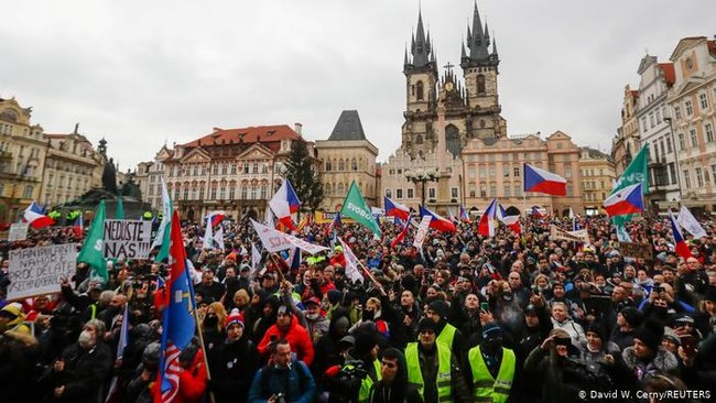 Мы не овцы: в Праге прошли массовые протесты против продления локдауна 01