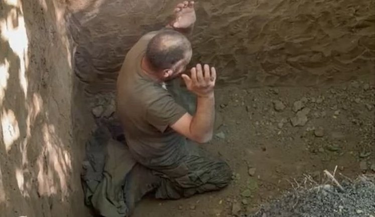 Росіяни вкинули свого поплічника-башкорта у яму, стріляють у нього та кидають камінням: "Ты че, бл#дь, обезьяна, сука, нерусская! По-русски, тварь, говори!!!". ВIДЕО