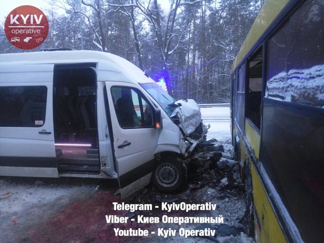 На трассе Киев-Чоп столкнулись автобус и маршрутка, трое пострадавших госпитализированы, - Нацполиция 04