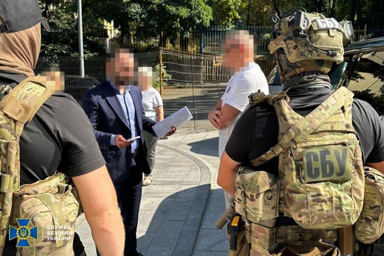 чиновник ГФС создал конвертцентр
