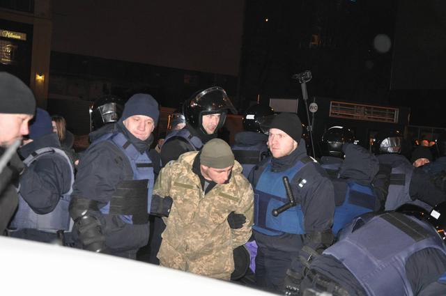 Полиция задержала главу "Добровольческого движения ОУН" Коханивского после потасовки между протестующими и правоохранителями 02