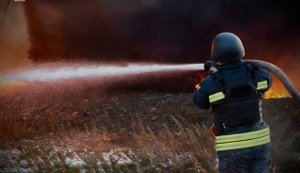 Ввечері ворог атакував Кропивницький: пожежу на підприємстві ліквідовано. ФОТО