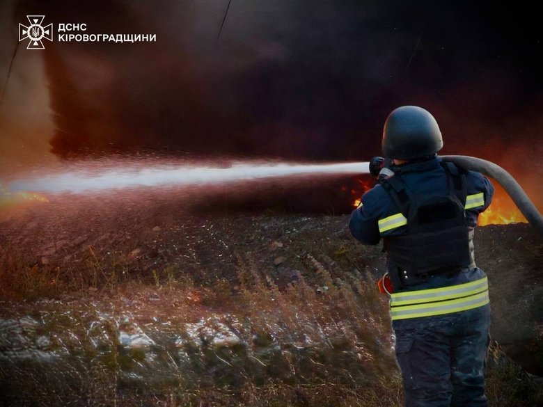 Ворожий удар по обласному центру: атаковано підприємство, виникла пожежа