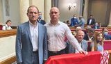 Медведчук и жмущийся к нему Кива принесли в Раду флаг лукашенковского режима, "защитившего Беларусь от захвата и порабощения". ФОТО