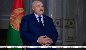 Лукашенко заявив, що йому пропонують стати на бік України у війні проти РФ